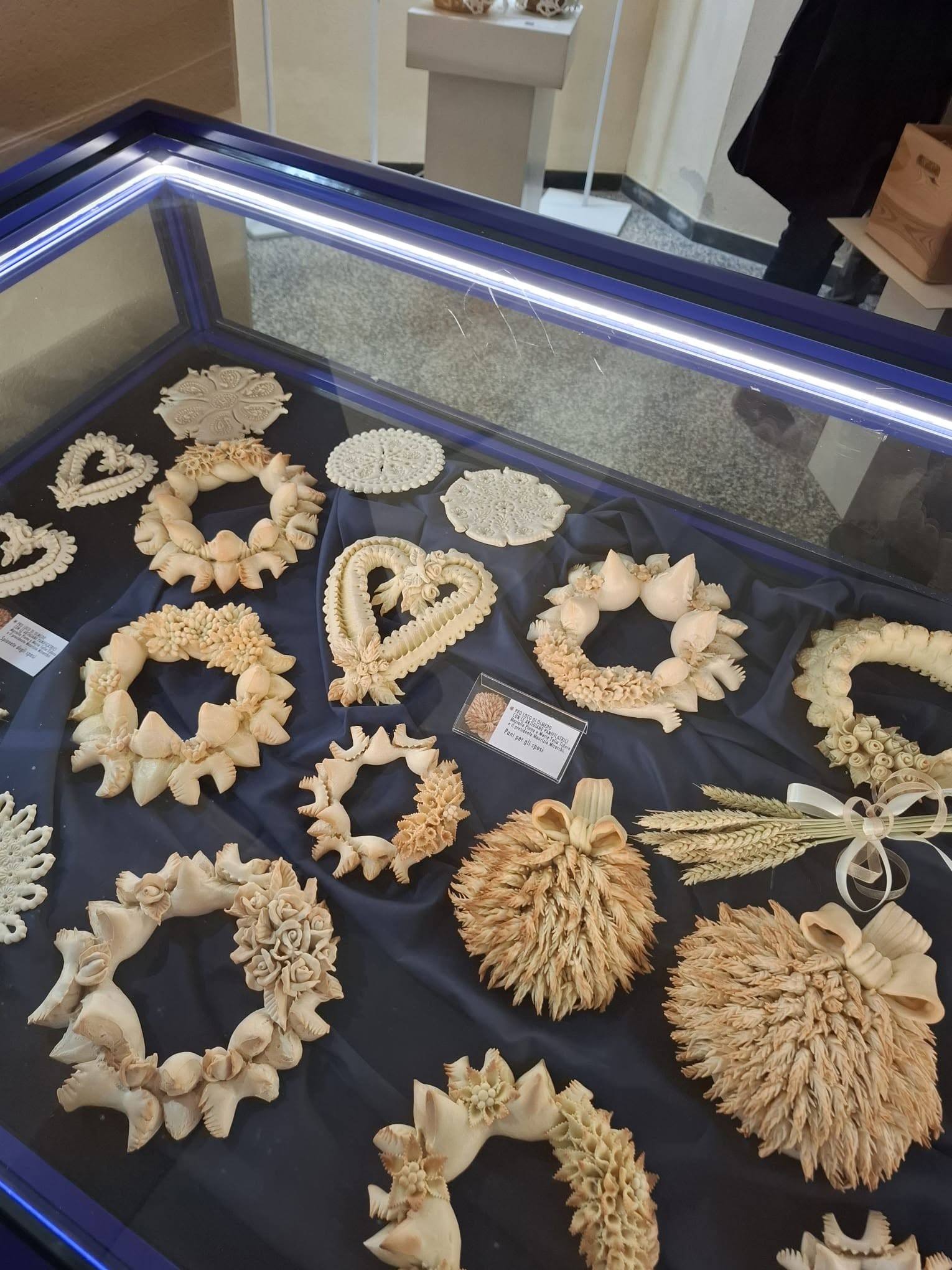 Esposizione dolci sardi fatti di pane